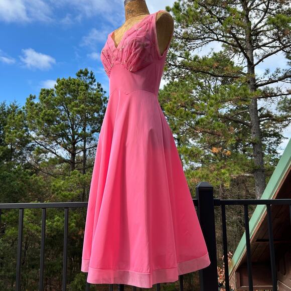Vintage 50s Vanity Fair Day Glo Pink Nylon Chiffon Embroidered Peignoir Set XS S - Picture 4 of 12